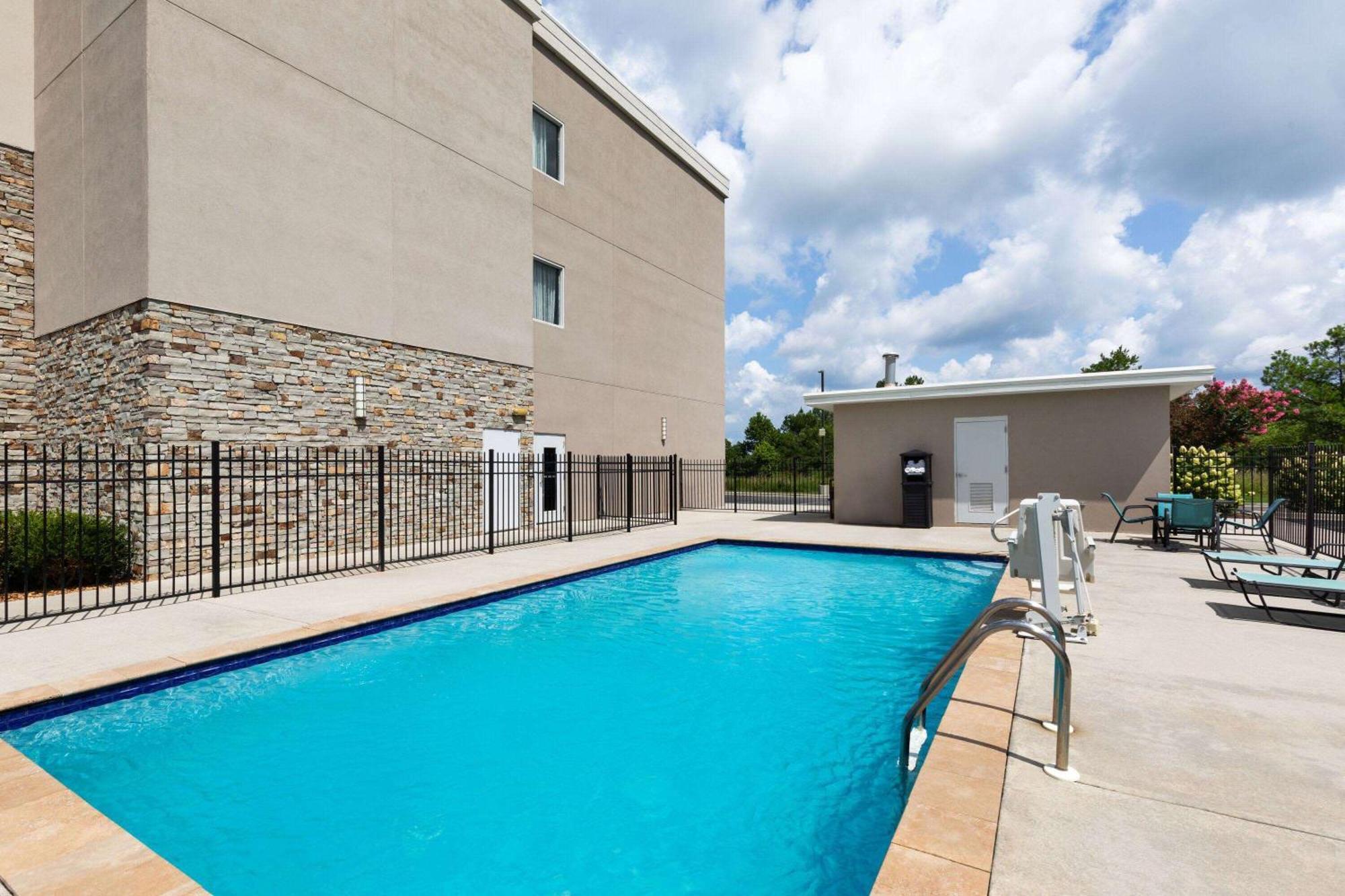 La Quinta By Wyndham Cullman Hotel Exterior photo