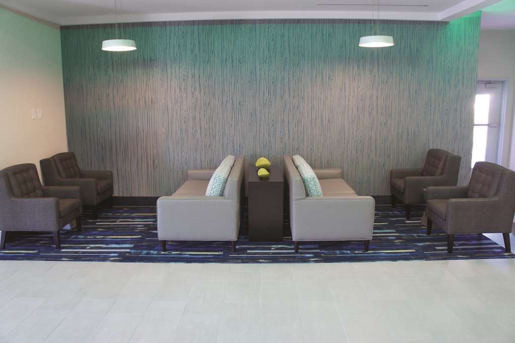 La Quinta By Wyndham Cullman Hotel Interior photo